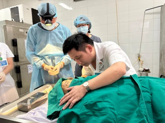 Anh ôm chầm lấy mẹ lần cuối, khi giác mạc của mẹ đã được lấy (Ảnh: T.D).