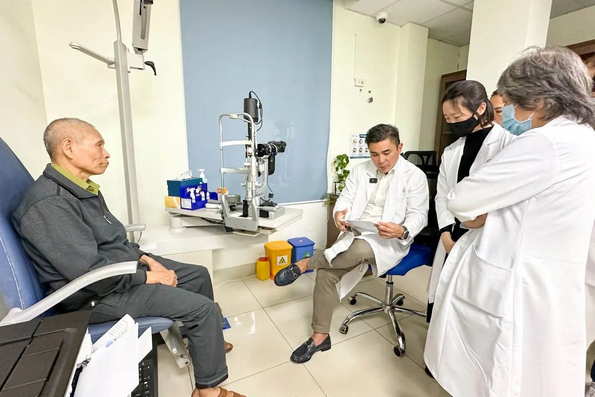 Bệnh nhân có bệnh lý giác mạc phức tạp được thăm khám.