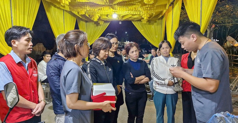 Gia đình của cụ ông xúc động khi trao tặng giác mạc của người thân đã khuất để cứu những người khác. Ảnh: BVCC