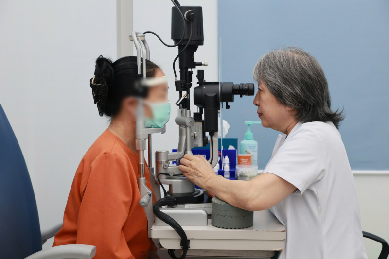 PGS,TS Hoàng Thị Minh Châu (Bệnh viện Mắt Hà Nội 2) khám lại cho người phụ nữ được ghép giác mạc. Ảnh: ĐỨC TÂM 
